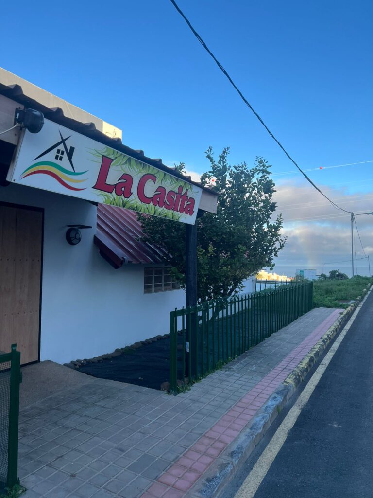 Cartel de La Casita de Ingenio y Parte de la Fachada